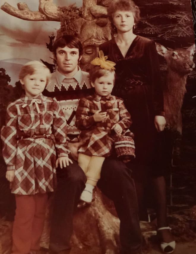 Ирина Медведева в детстве с семьей