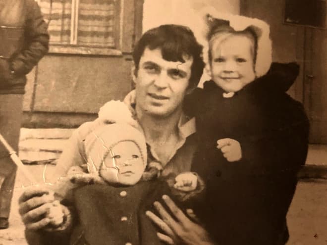 Ирина Медведева в детстве с отцом и сестрой