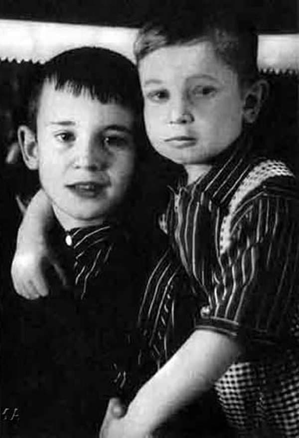 Игорь Тальков в детстве с братом