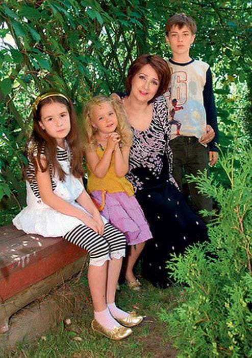 Зинаида Кириенко с внуками