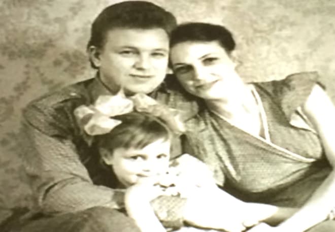 Галина Коньшина в детстве с родителями