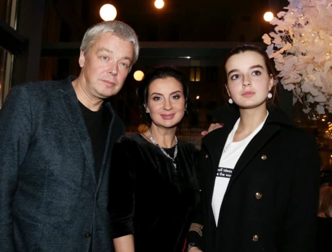 Александр Стриженов с женой и дочкой