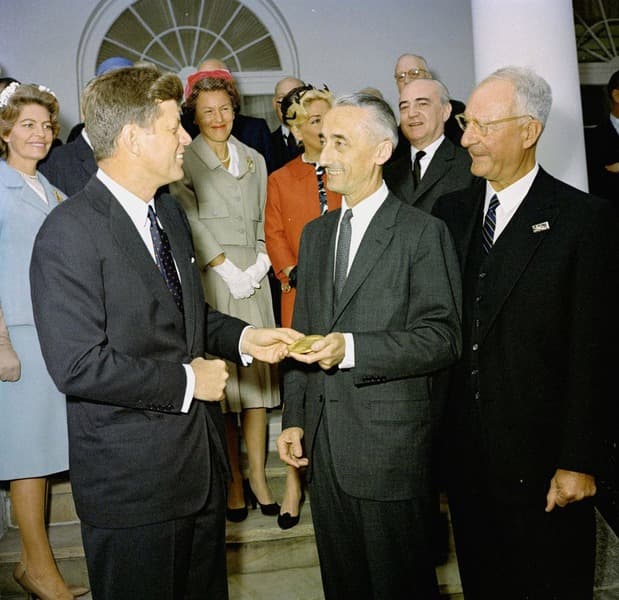 Президент США Джон Ф. Кеннеди награждает капитана Жак-Ив Кусто золотой медалью национального географического общества