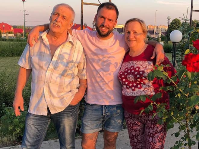 Александр Пташенчук с родителями