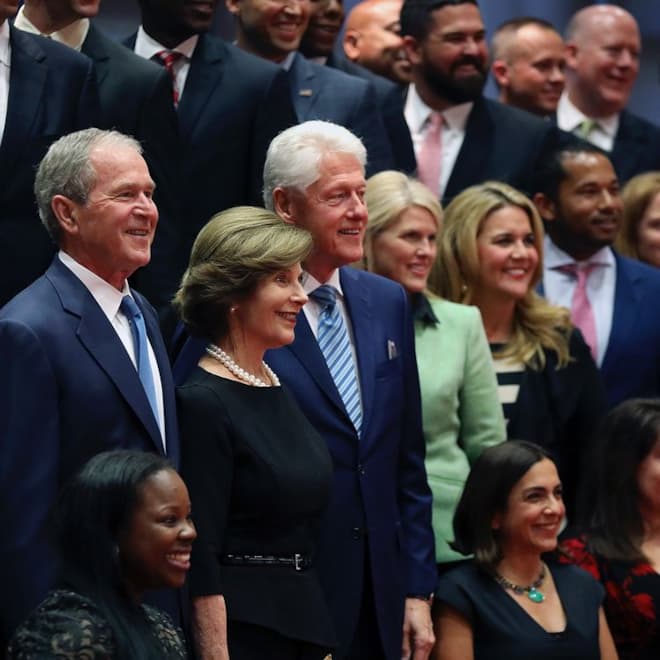 Джордж Буш — младший с женой и Биллом Клинтоном
