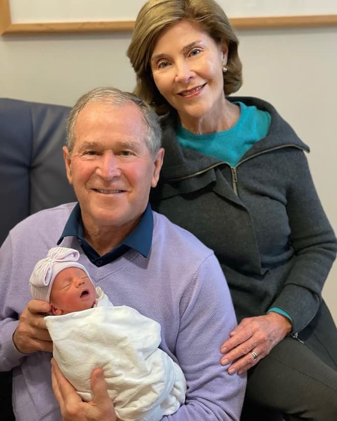 Джордж Буш — младший с женой и внучкой