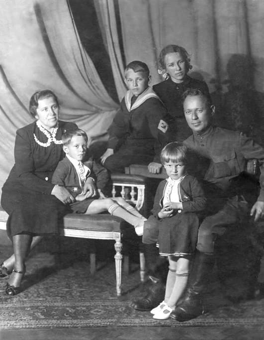 Михаил Шолохов с семьей