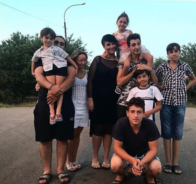 Иосиф Оганесян с семьей