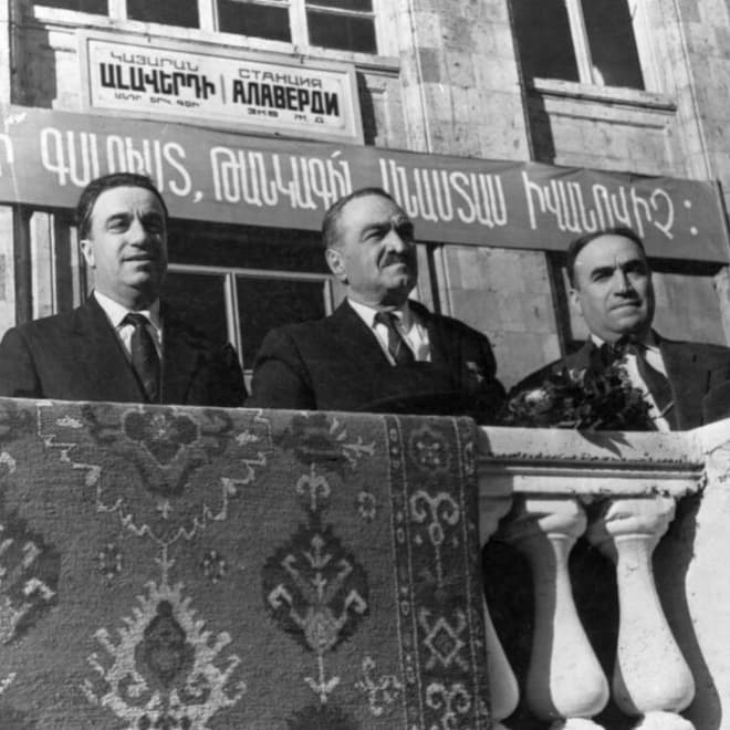 Анастас Микоян (в центре)