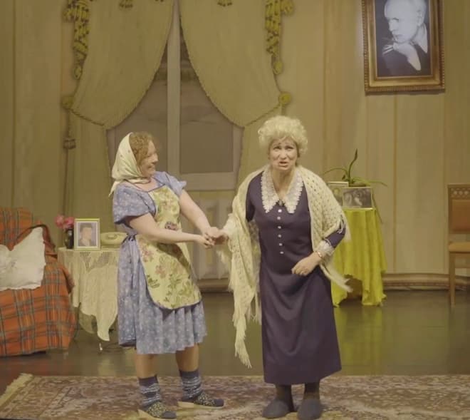 Анастасия Добрынина и Ольга Хохлова в спектакле «Одинокая насмешница»