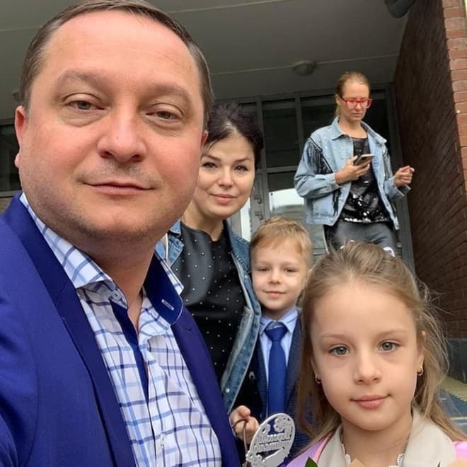 Роман Худяков с женой и детьми