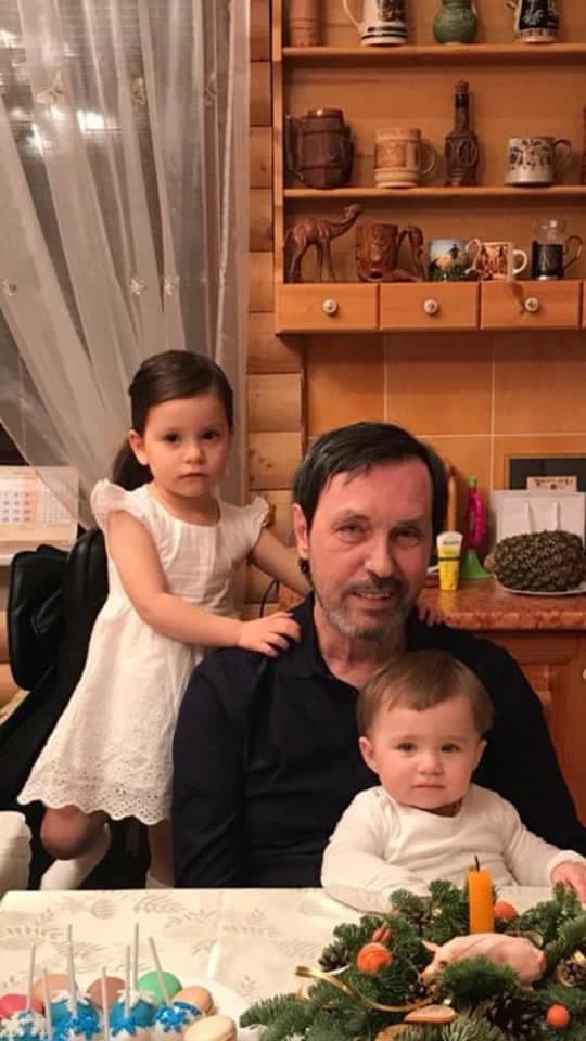 Николай Носков с внучками