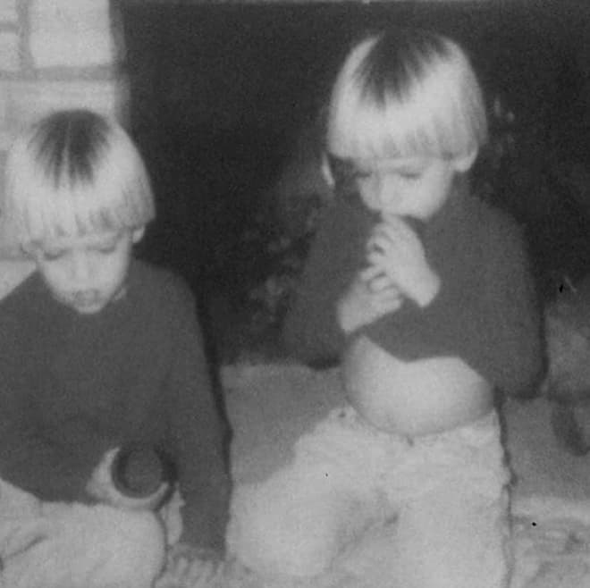 Дилан Спроус в детстве с братом
