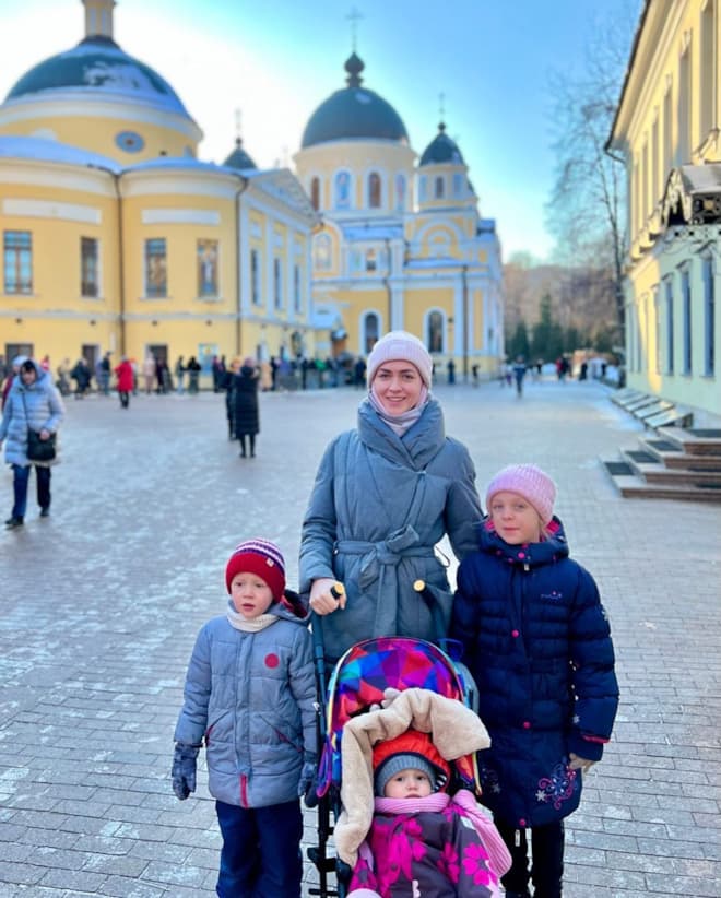 Мария Адоевцева в 2023 году с детьми