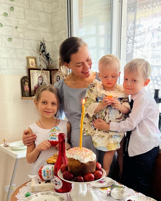 Мария Адоевцева с детьми
