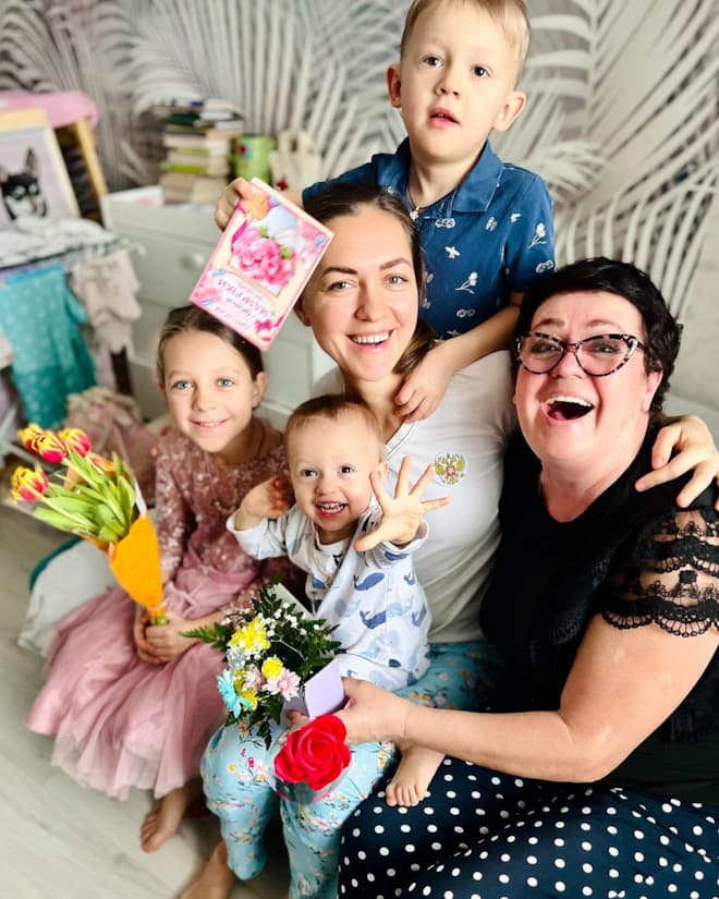 Мария Адоевцева в 2023 году с детьми и мамой
