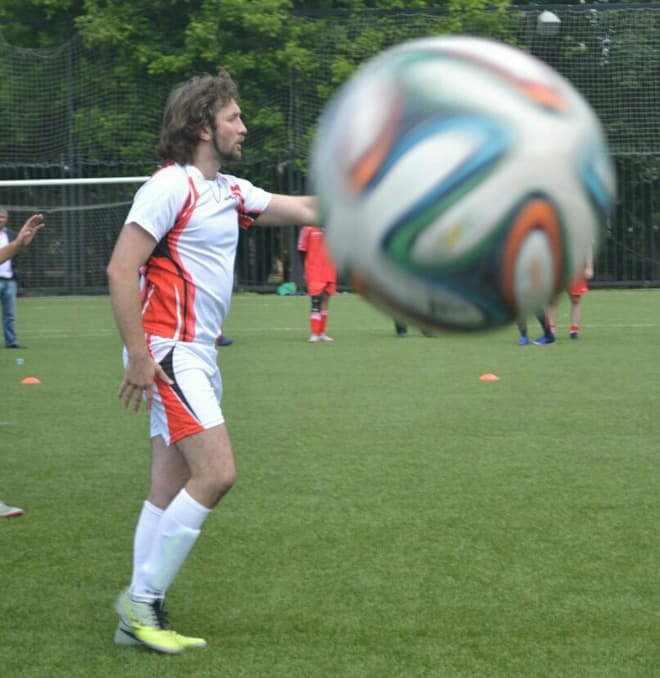 Александр Рагулин играет в футбол