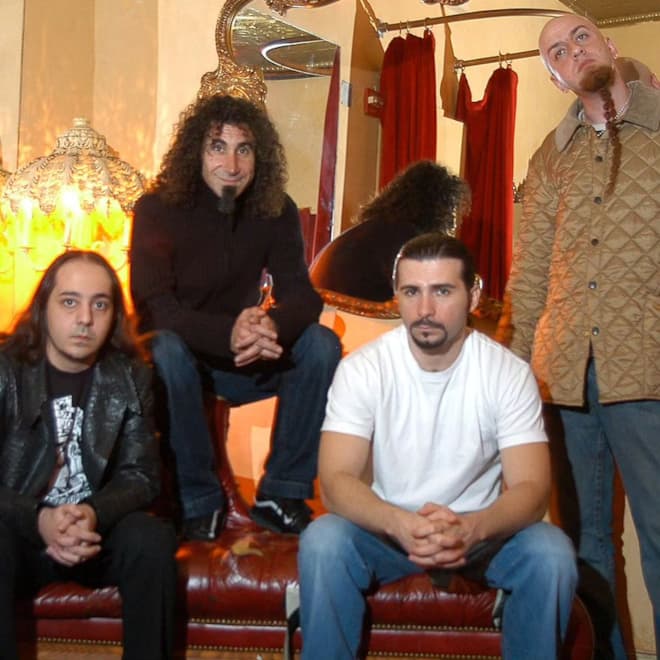 Серж Танкян с длинными волосами в группе System Of A Down