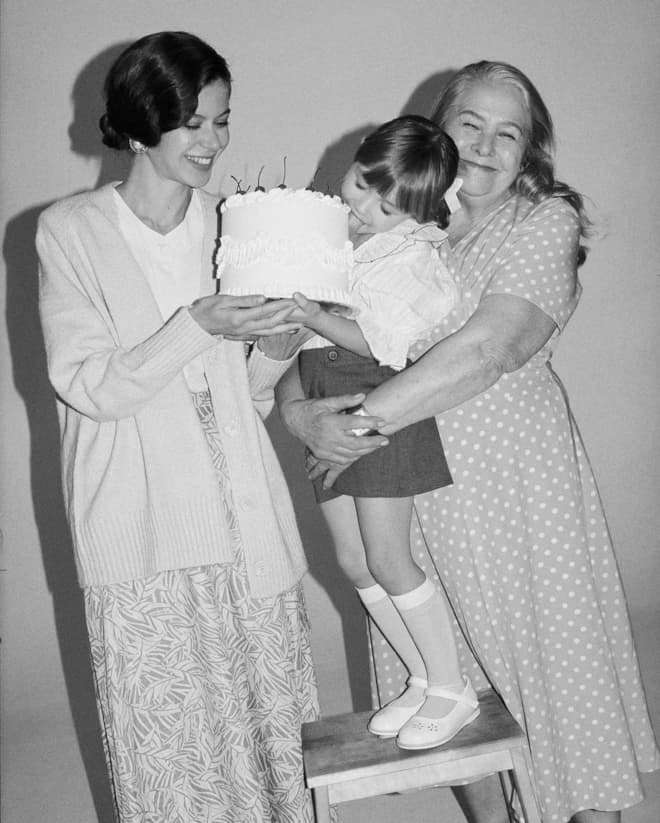 Регина Бурд в детстве с мамой и бабушкой