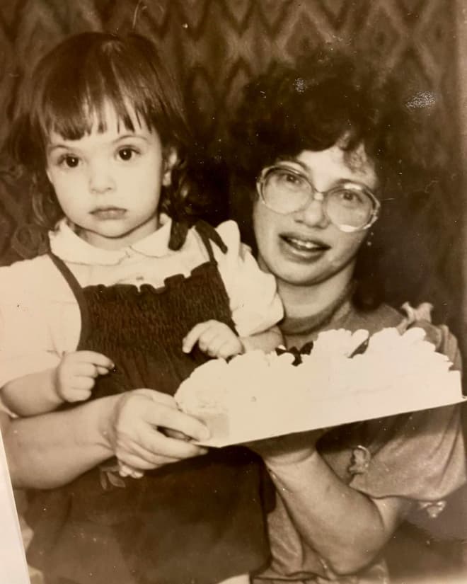 Регина Бурд в детстве с мамой