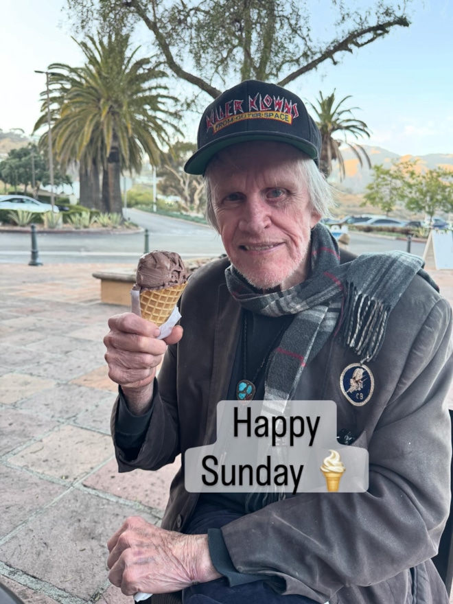 Гэри Бьюзи с сигарой