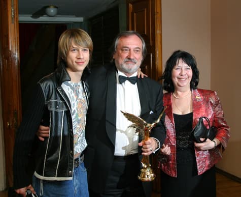 Богдан Ступка с женой Ларисой и внуком Дмитрием