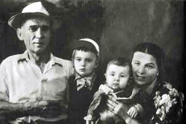 Игорь Тальков с родителями и старшим братом Владимиром