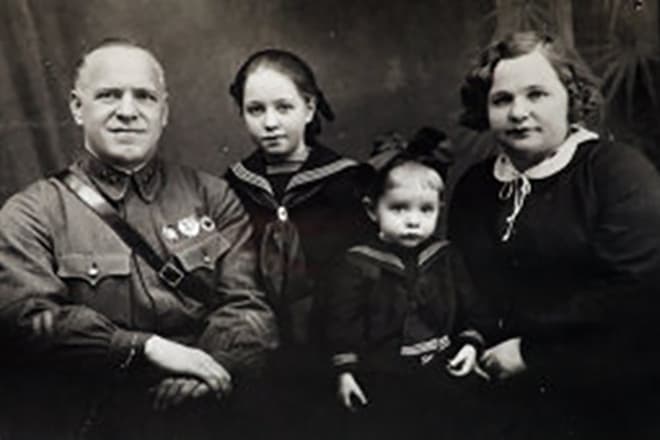 Георгий Жуков с женой и детьми
