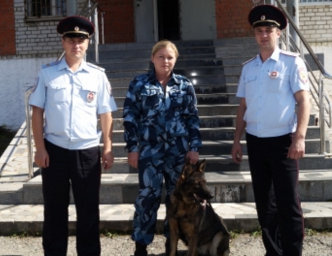 Сотрудники полиции с Акки Сотрудники полиции с Акки