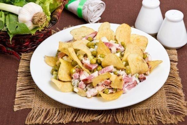 Салат с ветчиной и чипсами Салат с ветчиной и чипсами