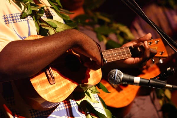 Музыка для гавайской вечеринки: мелодичные звуки укулеле