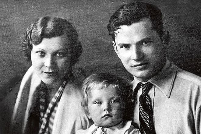 Клавдия Шульженко с семьей
