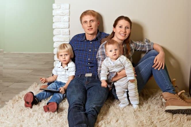 Иван Скобрев с женой и детьми