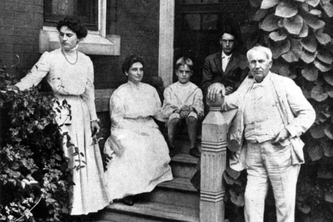 Томас Эдисон с семьей