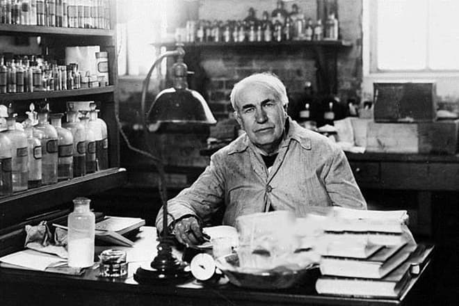 Томас Эдисон в своей лаборатории