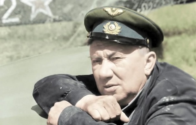 Фильм «В бой идут одни "старики"»: актер Алексей Смирнов в роли механика Макарыча Фильм «В бой идут одни "старики"»: актер Алексей Смирнов в роли механика Макарыча
