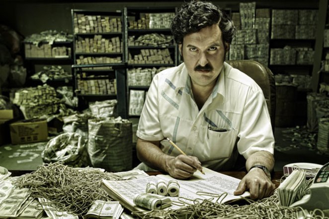 Сериал «Нарко»: актер Вагнер Моура в роли Пабло Эскобара Сериал «Нарко»: актер Вагнер Моура в роли Пабло Эскобара