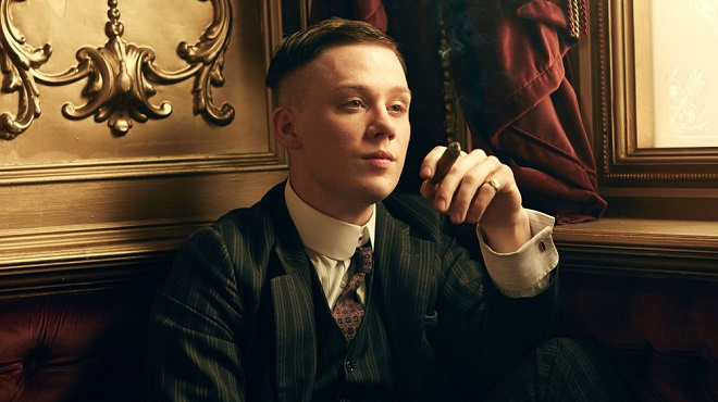 Сериал «Острые козырьки»: актер Джо Коул в роли Джона Шелби Сериал «Острые козырьки»: актер Джо Коул в роли Джона Шелби