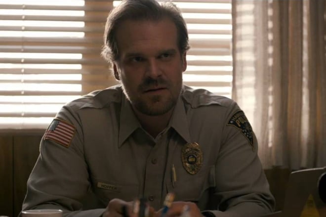 Сериал «Очень странные дела»: актер Дэвид Харбор в роли шерифа Джима Хоппера Сериал «Очень странные дела»: актер Дэвид Харбор в роли шерифа Джима Хоппера