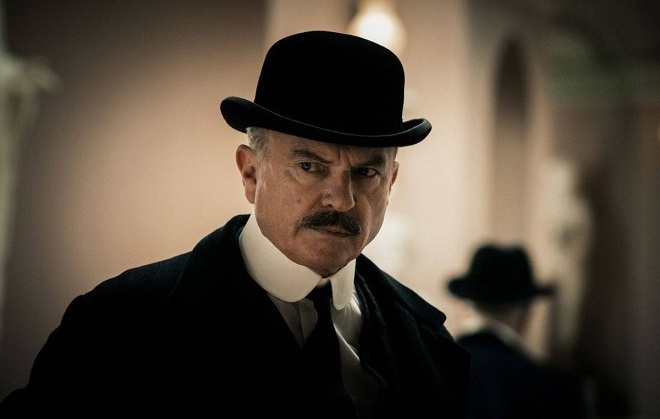 Сериал «Острые козырьки»: актер Сэм Нилл в роли Честера Кэмпбелла Сериал «Острые козырьки»: актер Сэм Нилл в роли Честера Кэмпбелла
