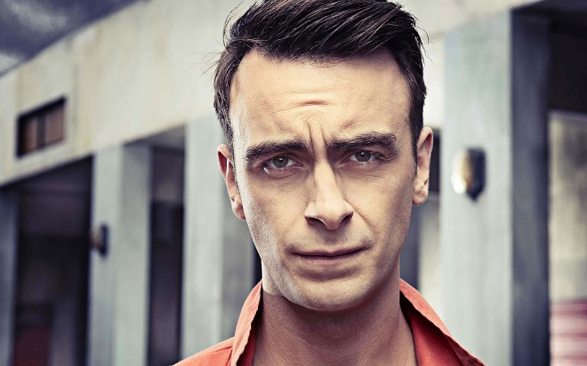Сериал «Плохие»: актер Джозеф Гилган в роли Руди Уэйда Сериал «Плохие»: актер Джозеф Гилган в роли Руди Уэйда