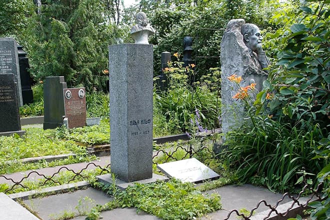 Памятник на могиле Ильи Ильфа на Новодевичьем кладбище