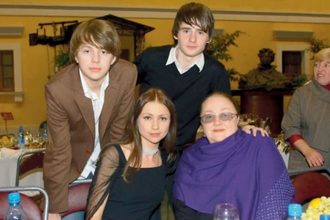 Екатерина Градова с дочерью, сыном и внуком (слева)