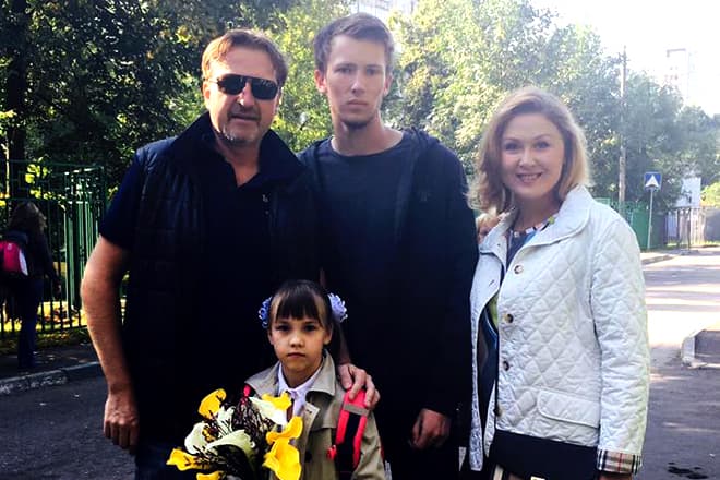 Елена Ищеева с детьми и мужем