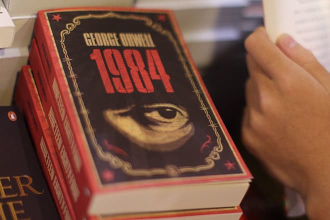 Книга Джорджа Оруэлла «1984»