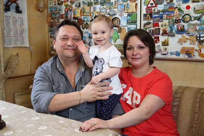 Александр Клюквин с женой и дочкой