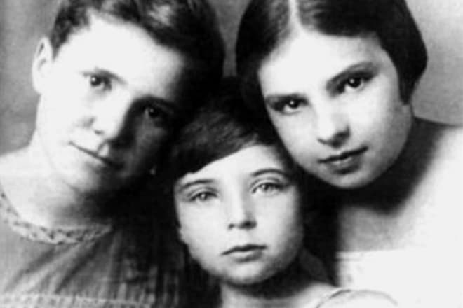 Ольга Аросева в детстве вместе с сестрами