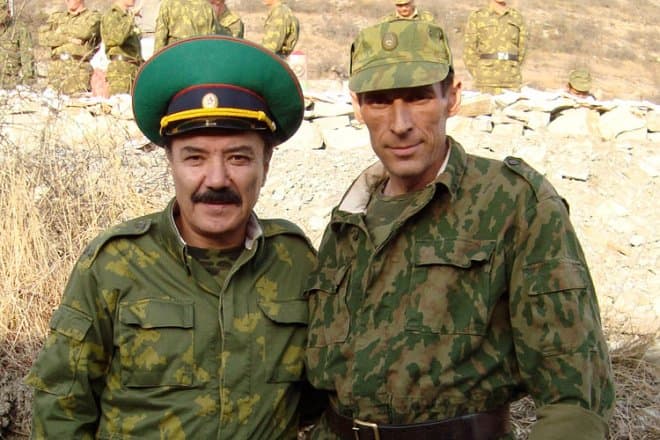 Рустам Сагдуллаев и Игорь Савочкин на съемках фильма "Тихая застава"