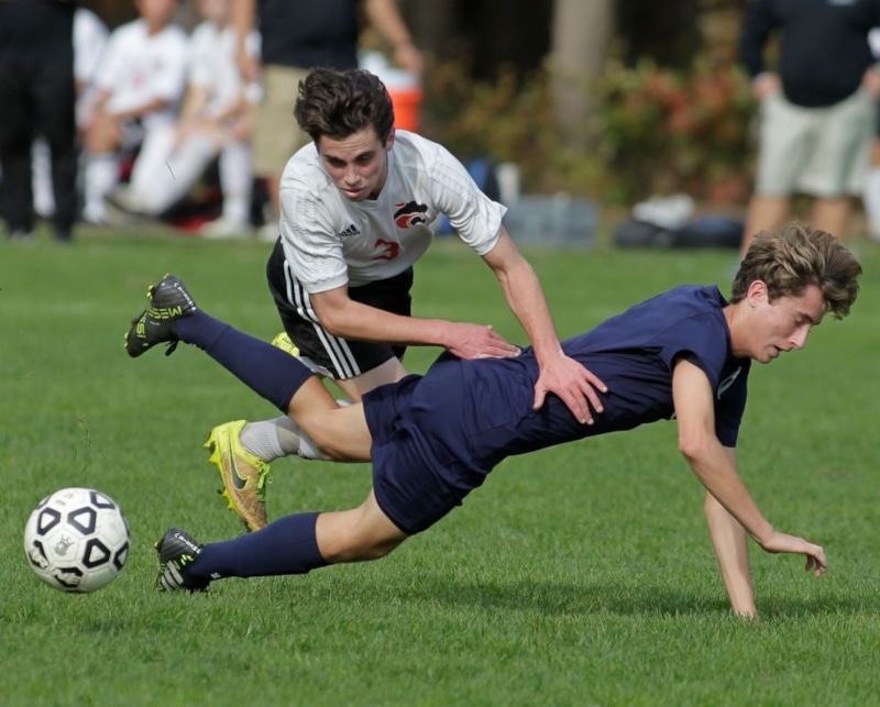 Старшеклассники играют в футбол