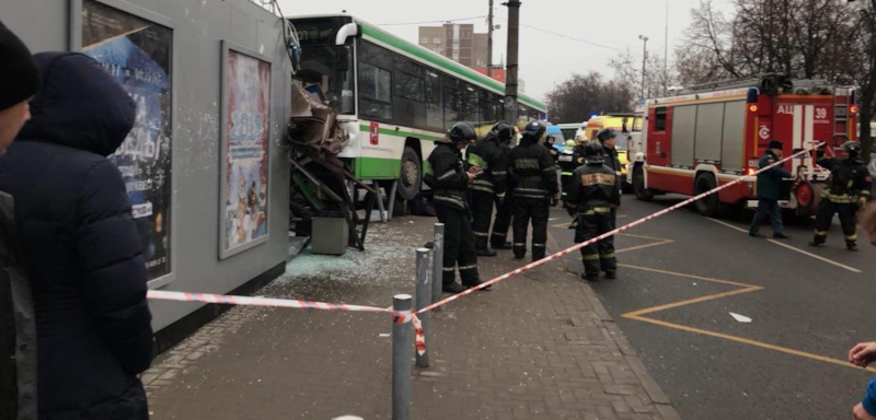 Автобус наехал на остановку в Москве